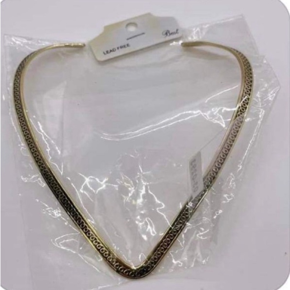🌸Boutique V shaped textured metal omega necklace NWT